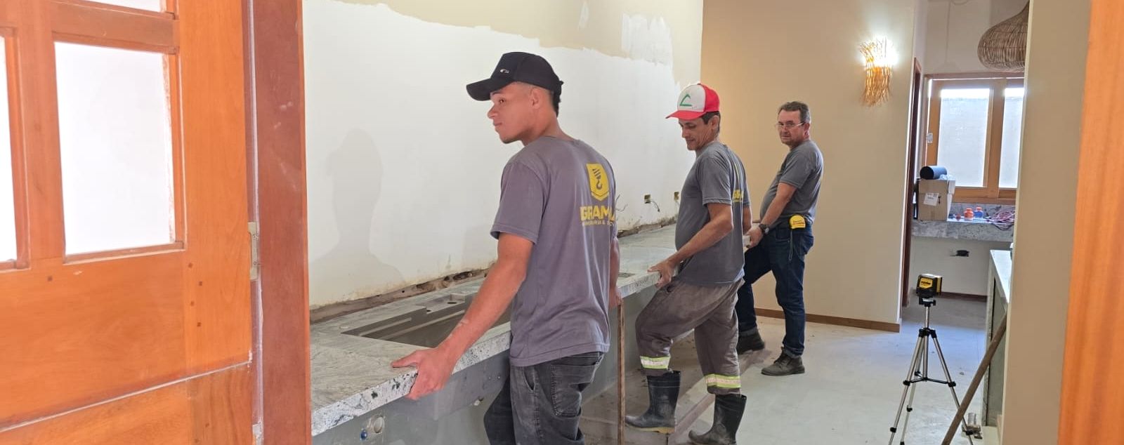 Equipe da IGRAMAR instalando uma peça na obra