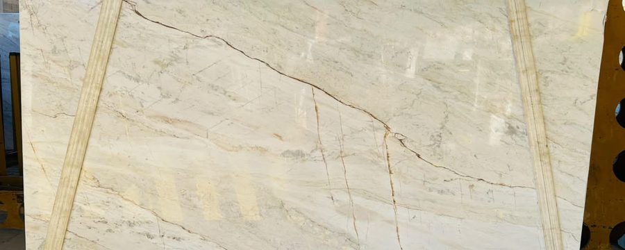 Chapa de mármore branco com veio dourado