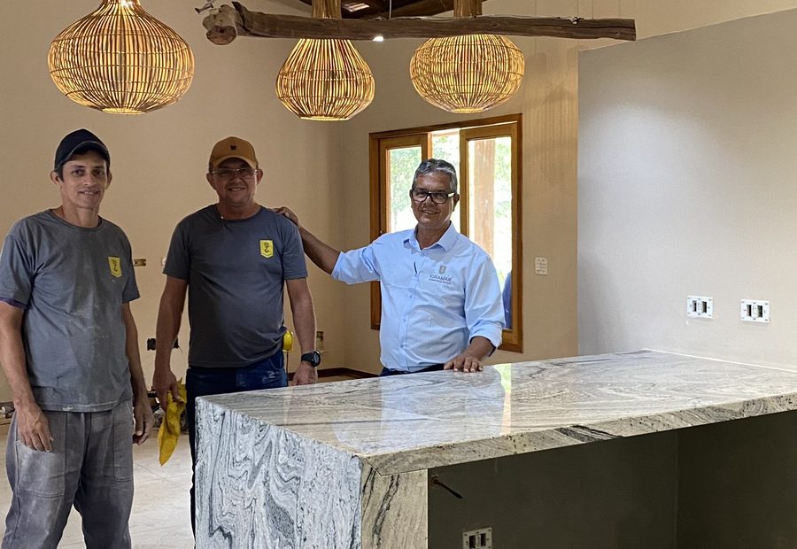 Equipe da IGRAMAR com o cliente ao lado da ilha recém-instalada